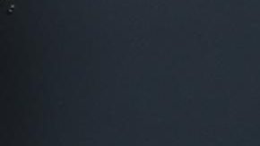 Una persona hace un gesto al lado de un poster de Erik ten Hag a las afueras de Old Trafford en Manchester.