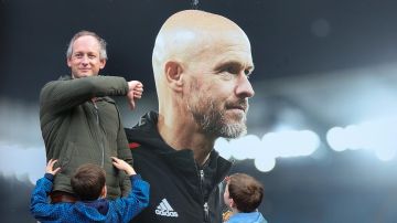 Una persona hace un gesto al lado de un poster de Erik ten Hag a las afueras de Old Trafford en Manchester.