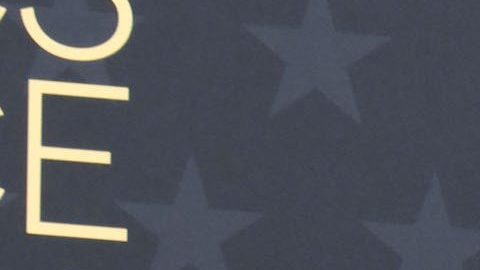 Tom Holland posando.