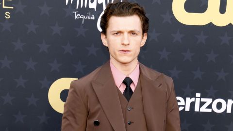 Tom Holland posando.