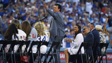 Fernando Valenzuela durante la retirada de su número con los Dodgers en 2019.