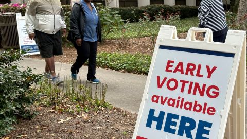 La gente sale de las urnas después de votar en Sandy Springs, un suburbio de Atlanta, Georgia, el martes 15 de octubre de 2024, el primer día de votación anticipada en persona en Georgia.