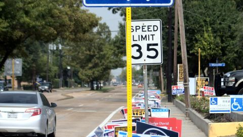 Fotografía de archivo del 25 de octubre de 2020 donde se muestra un cartel que indica el lugar de la votación anticipada junto a decenas de carteles de candidatos puestos en la entrada de un centro de votación adecuado al aire libre en Pasadena, Texas (EE.UU.).