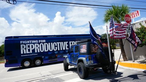 Partidarios del expresidente Donald Trump, que salieron a protestar contra el aborto esperan para seguir al autobús al inicio de la "Gira en autobús por la libertad reproductiva" de la campaña de la vicepresidenta Kamala Harris.