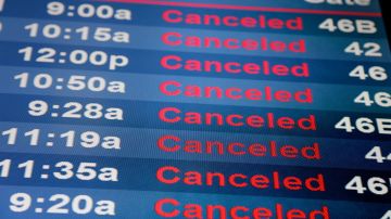 Pantalla de aeropuerto con vuelos cancelados. Foto referencial.