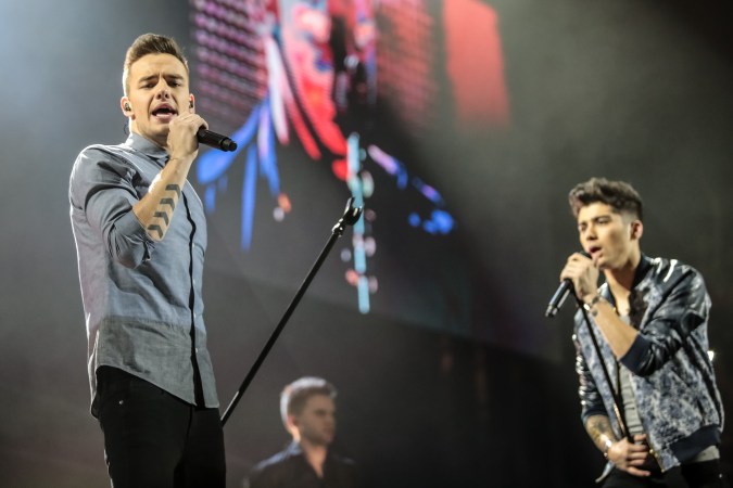 Zayn Malik y Liam Payne cantando juntos.