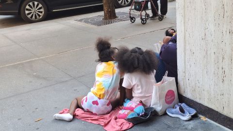 En las calles de la Gran Manzana es notoria la cantidad de niños en edad escolar que transcurren los días fueron de las aulas.