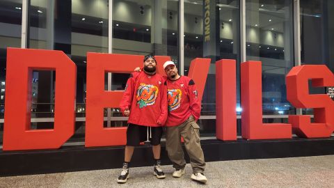 Los hermanos Reyes plasmaron en las camisetas de los Devils de Nueva Jersey un arte abstracto y llamativo. /Juan Alberto Vázquez