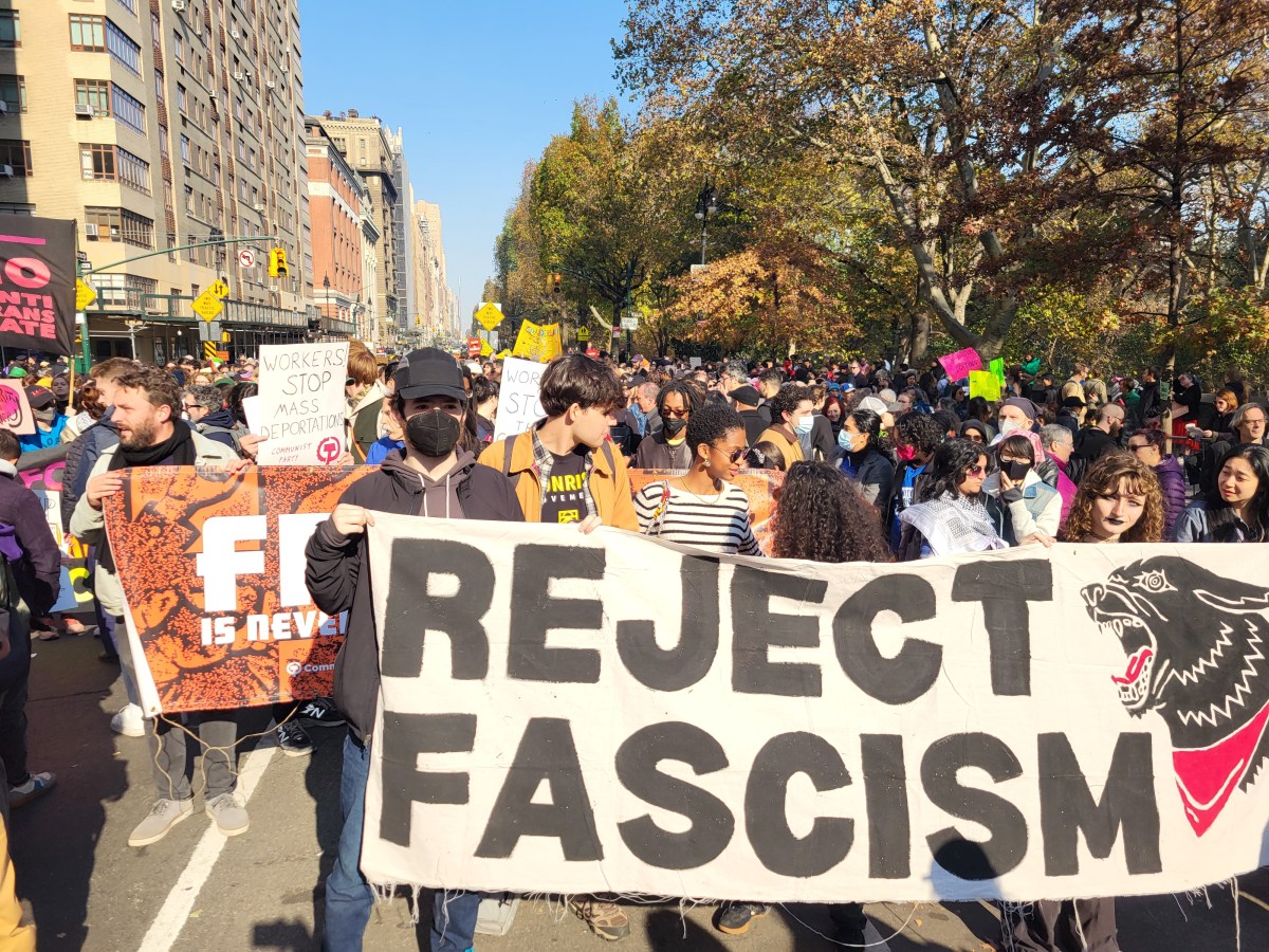 Miles marchan en NY contra la agenda antiinmigrante de Trump - El Diario NY