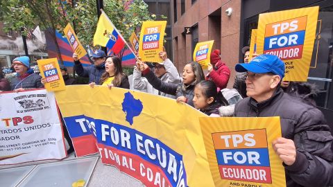 Migrantes de estas naciones andinas tomaron este jueves las puertas de la oficina del senador Chuck Schumer en Manhattan