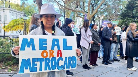 La mexicana Sabina Santamaría sugiere a las autoridades que dirijan su mirada hacia la clase trabajadora que paga impuestos.