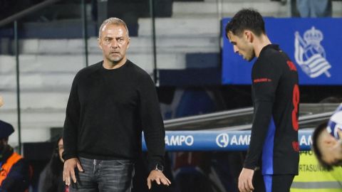 El entrenador del Barcelona, Hans-Dieter Flick, y el centrocampista Pedri (d) durante el partido de LaLiga antgeReal Sociedad y FC Barcelona.