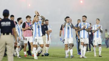 Jugadores de Argentina caminan este jueves, al finalizar un partido de las eliminatorias sudamericanas al Mundial de Fútbol 2026, ante Paraguay.