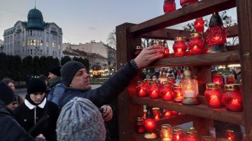 Miles de velas se encendieron en toda Ucrania para conmemorar a las víctimas del Holodomor, una hambruna provocada orquestada por Moscú.