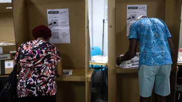 Votantes en un colegio en Carolina, Puerto Rico