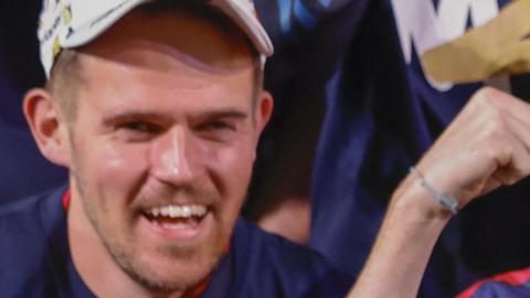 Max Verstappen celebra con su equipo de Red Bull en el GP de Las Vegas.