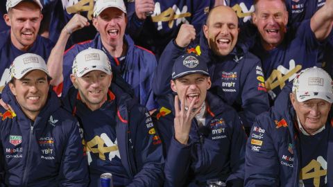 Max Verstappen celebra con su equipo de Red Bull en el GP de Las Vegas.