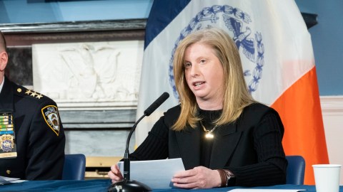 La nueva comisionada del NYPD, Jessica Tisch, durante una conferencia de prensa en marzo pasado, cuando era la comisionada del Departamento de Saneamiento de la ciudad.