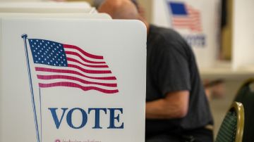 Un hombre vota en un colegio en Philadelphia, Pennsylvania.