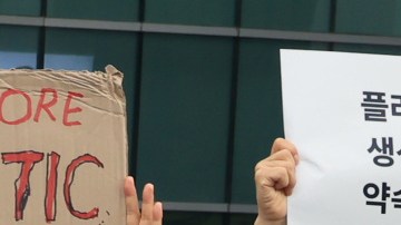 Ambientalistas protestan en Busan, Corea del Sur, el 25 de noviembre.