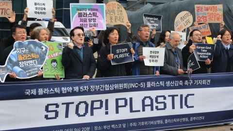 Ambientalistas protestan en Busan, Corea del Sur, el 25 de noviembre.