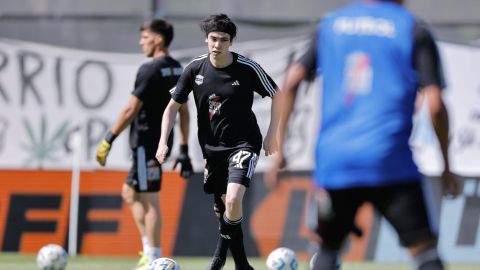 El streamer argentino, Iván Buhajeruk, mas conocido como Spreen, debuta en el Deportivo Riestra en un partido frente al Vélez Sarfield por Liga Argentina.