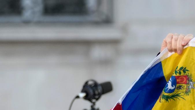 González mostró la orden de captura en su contra.