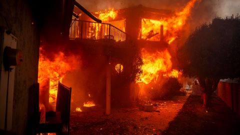 Las autoridades evacuaron a 10,000 personas por la destrucción del incendio.