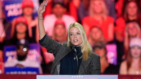 Pam Bondi, de 59 años fue fiscal general de Florida de 2011 a 2019.