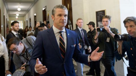 Pete Hegseth se reunió con legisladores republicanos después de surgir detalles de su investigación.