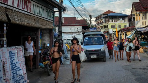 Las autoridades de cada país señalaron que en algunos bares de Vang Vieng las bebidas son mezcladas con metanol.