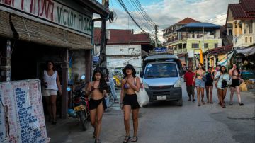 Las autoridades de cada país señalaron que en algunos bares de Vang Vieng las bebidas son mezcladas con metanol.