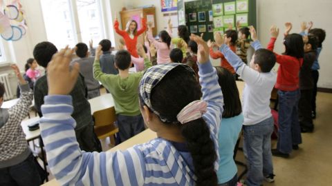 La medida busca que las escuelas eviten el acoso contra niños y jóvenes que posean ​​una vestimenta religiosa, requisitos alimentarios, y espacio y tiempo para la oración, durante todo el año.