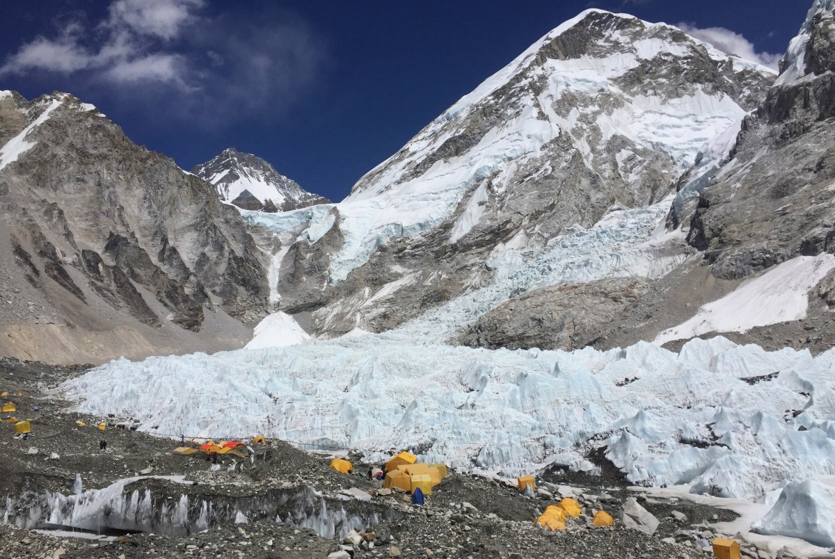 El ecuatoriano Karl Egloff buscará romper el récord de subir y bajar el Everest en menos de 24 horas