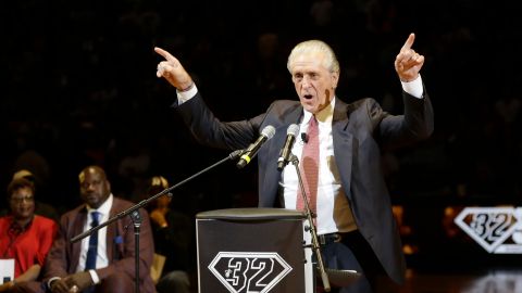 Lakers homenajearán a Pat Riley con una estatua fuera del Crypto.com Arena