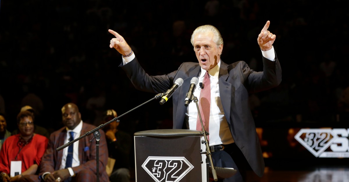 Lakers homenajearán a Pat Riley con una estatua fuera del Crypto.com Arena