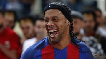 Ronaldinho se robó el show en el clásico de leyendas entre Barcelona y Real Madrid