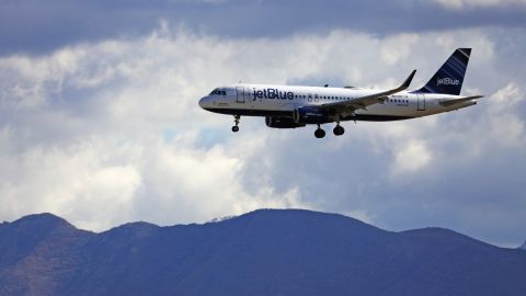 Avión de JetBlue en los cielos