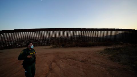 Un agente del CBP pudo observar que el migrante estaba consciente y “gemía de dolor”, pero minutos después dejó de responder.