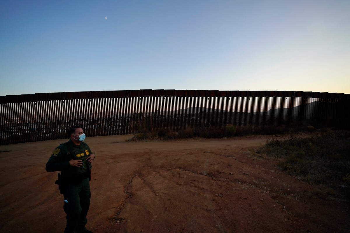 Migrante hispano muere al caer del muro fronterizo en California para evitar su detención