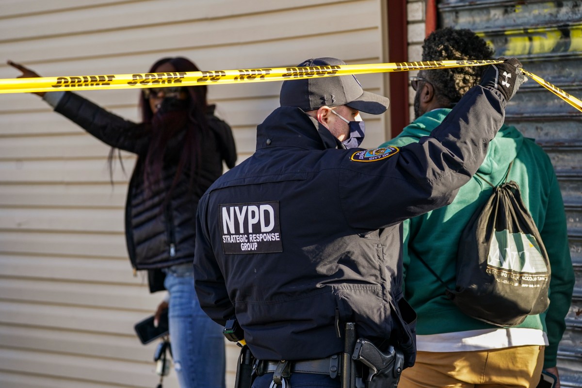 Madre salta de tercer piso tras ser amenazada por su hijo con un cuchillo en Queens