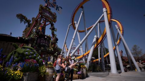 Al menos 22 personas quedaron atrapadas en un parque de atracciones en California