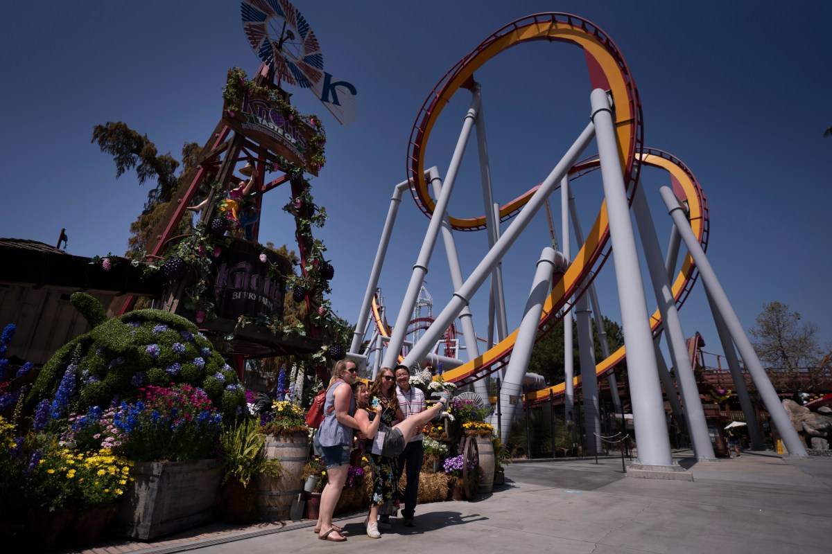 Al menos 22 personas quedaron atrapadas en un parque de atracciones en California