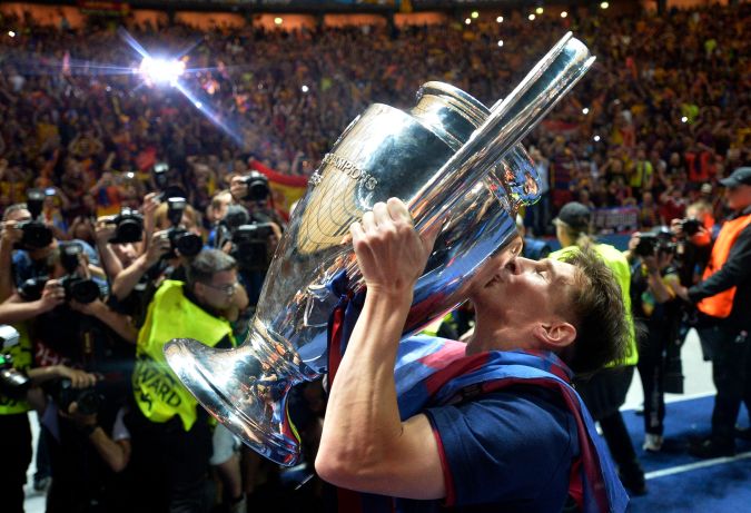 Lionel Messi levantando su última Champions League con el FC Barcelona.