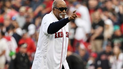 Luis Tiant durante un homenaje con Boston Red Sox.