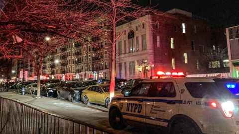 Los tres sospechosos están siendo buscado por la policía de Nueva York después que escaparon del lugar.