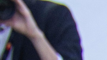 Dee Devlin y Conor McGregor posan para las cámaras durante su visita al festival de Cannes 2022.