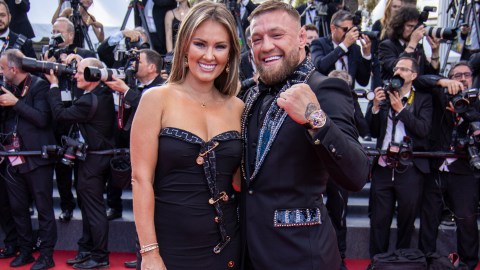Dee Devlin y Conor McGregor posan para las cámaras durante su visita al festival de Cannes 2022.