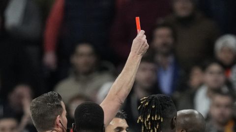 DT en Italia tiene violenta reacción contra su futbolista al ser expulsado