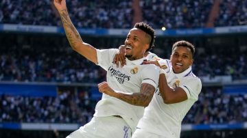 Militao (L) y Rodrygo (R) celebran un gol del Real Madrid en 2023.